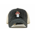 Detail der Pilz- und Froschstickerei auf einer grauen Baumwoll- und beigen Mesh-Trucker-Kappe - Einheitsgröße / Schwarz