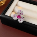 Detail van zilveren bloemring met rode edelsteen en sprankelende heldere kristallen - Paars (Verstelbare ring)