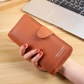 Portafoglio lungo da donna in ecopelle marrone-arancio con chiusura a fibbia - Marrone