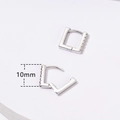 Dettaglio macro di orecchini quadrati in argento da 10mm con zirconi cubici incastonati - 10mm / Argento