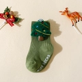 Détail de chaussettes de Noël en tricot vert avec sapin en peluche 3D et antidérapant - Chaussettes Vertes Sapin de Noël