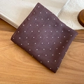 Dettaglio della collana foulard vintage marrone a pois su sfondo legno rustico - Stile a Pois Caffè