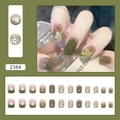 Elegantes uñas postizas de camelia con margaritas y perlas en verde oliva y nude - Camelia Fresca (Z384)