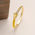 Detail eines 18K Goldrings mit gelbem birnenförmigem Edelstein und Emaille-Inlay-Akzenten - Gelb (13229) / Einstellbar Offen