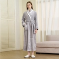Accappatoio in flanella grigia per coppie con bordi bianchi e morbida texture - M / Grigio Argento-Femminile