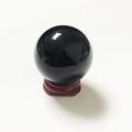 Gepolijste zwarte obsidiaan kristallen bol met een minimalistische kleine houten voet - Ongeveer 4cm / Obsidiaan Bol