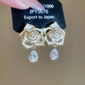 Détail de boucles d'oreilles fleur en or 18k avec émail blanc et zircon goutte - Tige en Argent - Blanc (Plaqué Or Véritable)