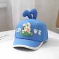 Dettaglio del cappellino bimbo con orecchie 3D, scritta Love e morbida trama in cotone - 48cm (6 Mesi-2 Anni) / Blu