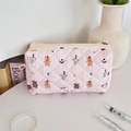 Detailweergave van de roze gewatteerde etui met berenpatroon en beige ritssluiting - Blije Beer