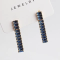 Boucles d'oreilles pendantes avec cristaux bleu marine et base en métal doré - Boucles d'oreilles / Or 18K