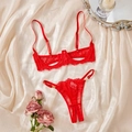 Sexy dunkelrotes Spitzen-Lingerie-Set mit Bralette und Tanga auf Seidenhintergrund - S / Rot