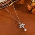 Détail du pendentif feuille de ginkgo argenté avec zircons brillants et perle blanche - Collier Feuille de Ginkgo Argentée Zircon Blanc