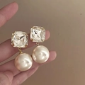 Eleganti orecchini a goccia dorati con cristalli quadrati e grandi perle bianche - Stile pendente a perla singola / Oro