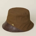 Dettaglio di cappello pescatore in tela con tesa in pelle marrone e logo in metallo - M (56-58cm) / Cammello
