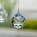 Facettierte K9 Kristallglaskugel als Sonnenfänger Anhänger mit Regenbogeneffekt - Transparente Kristallkugel / Transparent