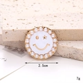Detail eines 2,5 cm großen Smiley-Schuhanhängers mit Perlen und Sternenauge auf Stein - Smiley / Emaille Perle Smile Face Weiß