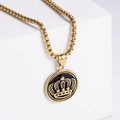 Collar de corona dorada con detalles negros sobre un pedestal blanco de estilo moderno - Oro (Sin Cadena)