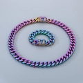 Dettaglio del set collana e bracciale a catena cubana con teschio arcobaleno in acciaio - Set Multicolore