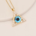 Makroaufnahme Gold-Dreiecksanhänger mit Mikro-Zirkonia und blauem Auge-Motiv - Blauer Evil Eye Stil(9#)