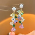 Dettaglio di orecchini floreali colorati con perle bianche e nappe di cristallo - Orecchino a Bottone con Perla e Nappa a Fiori Colorati (2# Ago d'Argento-Colorato)