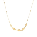 Collana a sfere dorate con pendenti ovali irregolari su sfondo bianco pulito - N307197-Collana con Ciondolo Ovale d'Oro