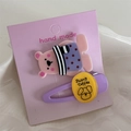 Détail de jolies barrettes à cheveux cartoon avec motifs d'ours et de chien sur carte - Ours Écharpe