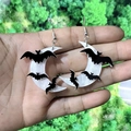 Halloween-Ohrringe mit Fledermaus und Mond aus Acryl auf Edelstahl-Haken für Damen - Weiß