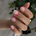 Unghie finte corte ovali french con strisce rosa e bianche su base color nudo - Stile Con Colla / Strisce diagonali bianche e rosa francesi (W1144)