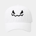Détail de la broderie monstre noire sur casquette en coton lavé blanc pur - Réglable / Blanc