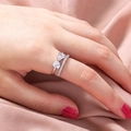 Eleganter silberner Herz-Zirkonia-Ring mit Schmetterlings-Design auf rosa Seide - Silberne Schleife Offen