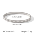 Dimensions détaillées du bracelet coeur argent avec diamètre 6,05 cm et largeur 0,5 cm - Style de Cœur Argenté Incrusté (HC-B20438-S)