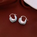 Vista detallada de aretes de aro plateados con esmalte azul claro y diseño de estrellas - Pendientes en Forma de C con Estrella Azul Claro (21#)