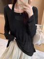 Top negro de manga larga protector solar con falda plisada beige y bolso blanco - S / Negro