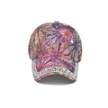 Nahaufnahme einer floralen Baseballkappe mit violetten Mustern und funkelnden Strasssteinen - Erwachsenengröße (Verstellbar) / Rosalila