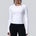 Dettaglio di una maglietta da yoga bianca slim-fit con girocollo e tessuto elasticizzato - S / Bianco