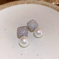 Gros plan sur les boucles d'oreilles en argent avec zircons et perles rondes blanches - Style Carré Argent (42#)