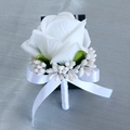 Eleganter weißer Seidenrosen-Ansteckstrauß mit grünen Blättern und Band für die Hochzeit - Ansteckblume - Weiß