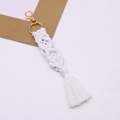 Handgefertigter weißer Macramé-Schlüsselanhänger mit goldenem Verschluss und Quaste - Weiß