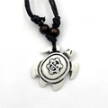 Collana con ciondolo a tartaruga in finto osso vintage con cordino nero e perline marroni - S-2/Tartaruga Totem Bianca