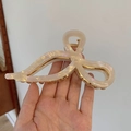 Pince à cheveux élégante en acétate blanc perle avec design torsadé et base dorée - Style Papillon / Nœud Blanc Sirène