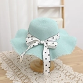 Detalle de sombrero de paja verde menta con lazo de lunares y ala ondulada tejida - 52cm (Recomendado 1-3 años) / Sombrero / Azul