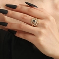 Macro-opname van gouden oogring met zwarte middensteen en schitterende witte diamanten - Goud-Klassieke Lash Evil Eye (Zwarte Pupil)