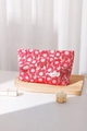 Primer plano de bolsa de maquillaje de jacquard rosa floral en bandeja de madera - Rojo Grande