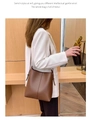 Braune Eimer-Tasche aus Leder mit vertikaler Naht in der seitlichen Ansicht - Standard / Karamell