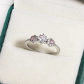 Silver ring with square zircon and pink flower clusters on a dark green velvet box - Square Main Stone Pink Flower Cluster Side Stones Style (白金色18)