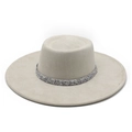 Elegante breedgerande suède vilten boothoed met een glinsterende strass-steentjes band - M (56-59cm) / Gebroken Wit Suède