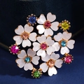 Elegante spilla a fiori in resina bianca con strass colorati e base dorata - Stile strass colorati / Fiore in resina bianca
