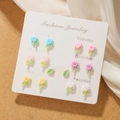 Detalle de siete pares de pendientes de flores de resina en varios colores en tarjeta semanal - Pendientes de botón estilo flor y hoja (E0039-1)