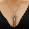 Collier croix gothique avec pierre noire et gravure florale argentée vintage - Style Strass Central (S568)