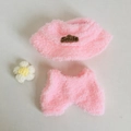 Rosa Plüsch-Outfit-Set mit Oberteil und Hose für 17cm Puppen mit gestrickter Blume - Rosa Fischerhut, Einteiler & Blumenclip Set / Passend für 17cm Puppen